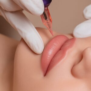 リップアートメイクを受ける女性